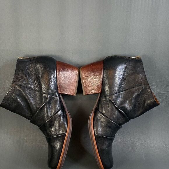 Kork-Ease Kissel Black Ruched Leather ankle Bootie s womens size  9.5 - Picture 5 of 10